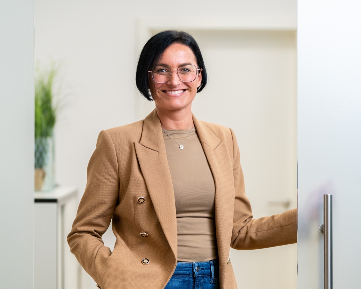 Nadine, Büroleitung bei Navion, öffnet die Bürotür